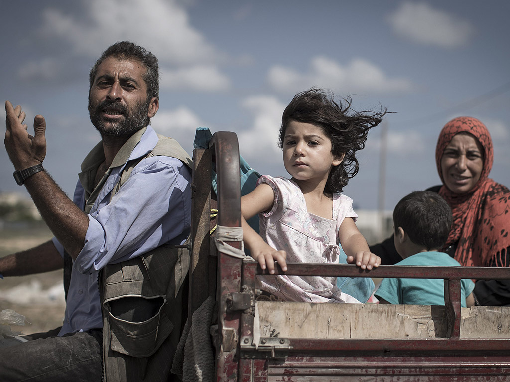 Палестинско семейство, което напусна дома си и търси подслон в училище на ООН в близост до Ивицата Газа