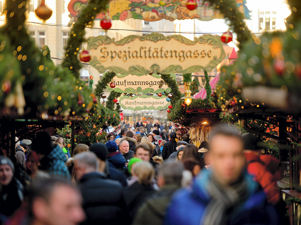 Посетители на коледен пазар в Хамбург, Германия. Коледните пазари са отворени до 23 декември 2014