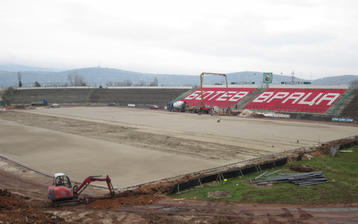 СНИМКИ: Ремонтът на стадион 
