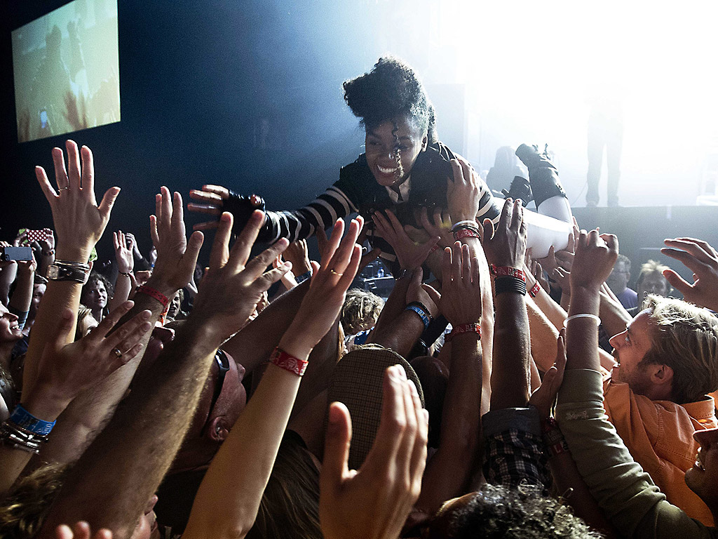 Американската певица Джанел Моне се хвърля в публиката след изпълнението си на музикалния фестивал „Лоулендс“ в Холандия на 15 август.