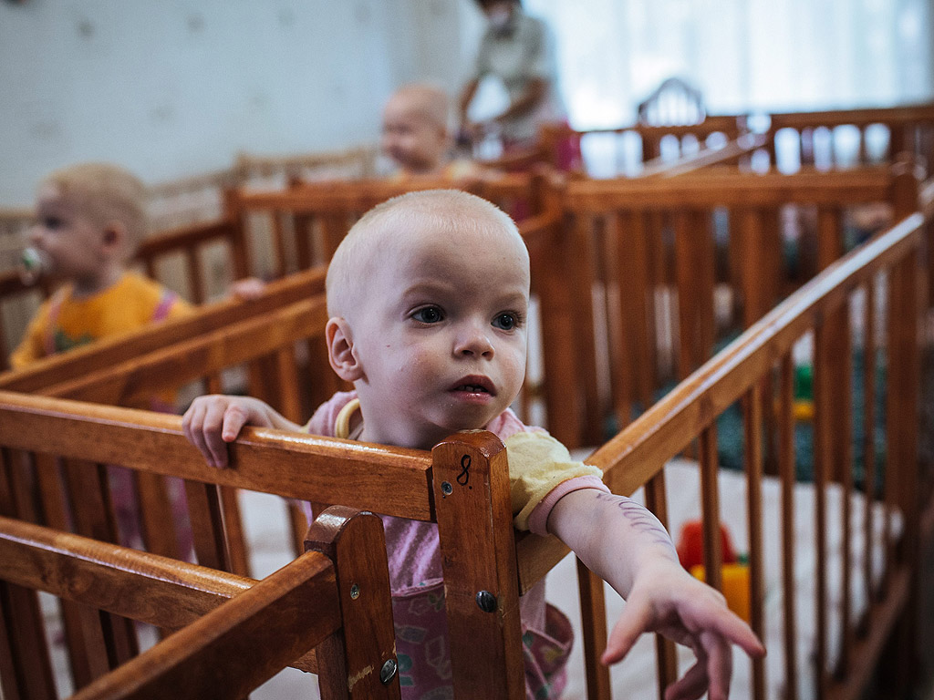 Деца в дом за сираци в Краматорск, Украйна на 30 август.