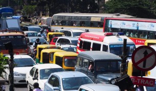 Забраняват старите коли в Делхи