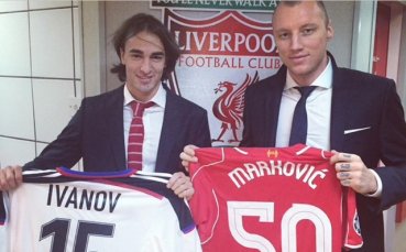 СНИМКА: Иван Иванов позира с играч на Ливърпул