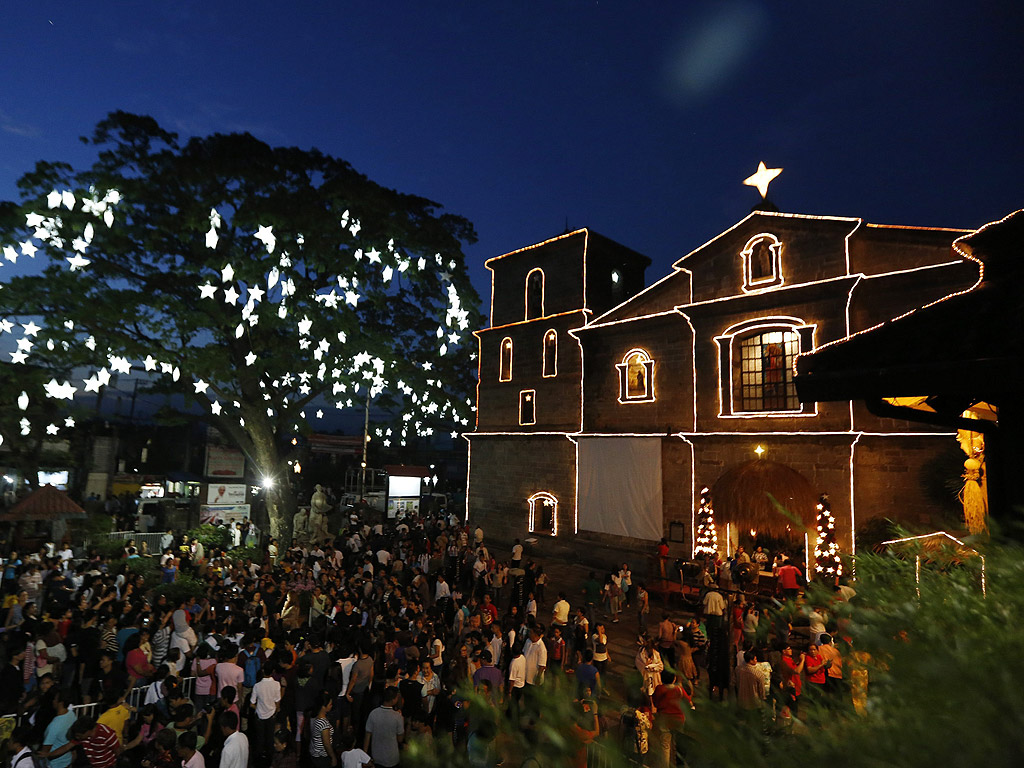 Филипински католици присъстват на традиционна Меса пред църква в град Лас Пинас, южно от Манила, Филипините.