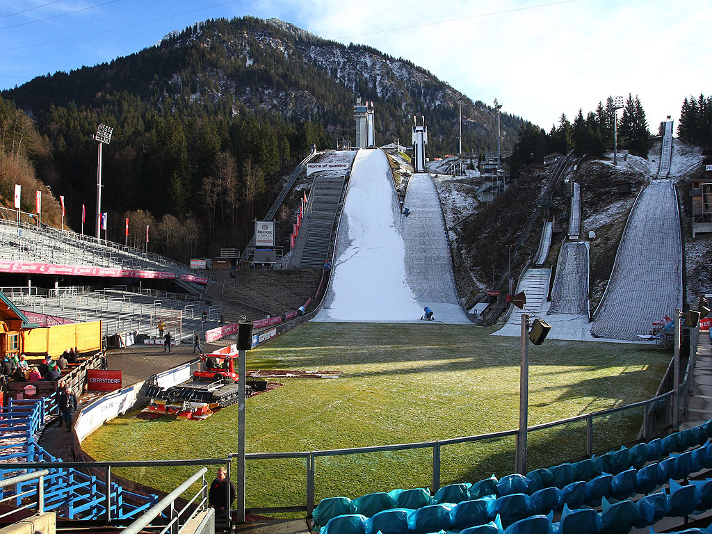 Общ изглед на шанците по ски скок в Ердингер Арена в Оберстдорф, Германия. Турнирът на Четирите шанци е планиран за 27 декември 2014 г. в Оберстдорф
