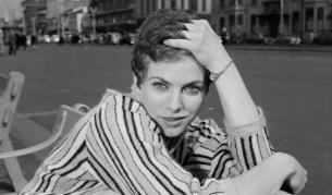 Били Уайтлоу, снимка от април 1961 г.