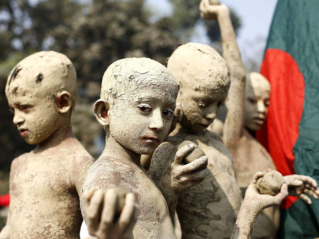 16 декември. Деца, покрити с кал, участват в шествие по случай Деня на победата в Газипур, Бангладеш. Страната става независима на 16 декември 1971 г. след деветмесечна кървава война с Пакистан.