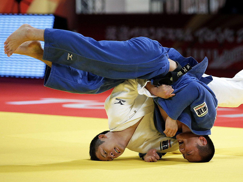 5 декември. Кендо Такайчи (в бяло) атакува Масаши Ебинума в мача за бронзовия медал на Международния турнир от „Големия шлем“ в Токио, Япония