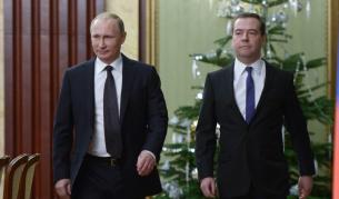 Руският президент Владимир Путин (л) и премиерът Дмитрий Медведев