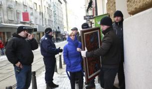 Картините са изнесени днес от трезора на банката като обезпечителна мярка