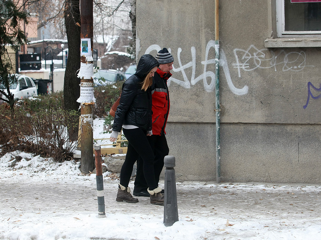 Все още на много места в столицата тротоарите са в лед, въпреки че последните дни сняг не е валял. Почистването на част от тротоарите е задължение на почистващите фирми. Пространствата около блокове, кооперации и търговски обекти трябва да се почистят от живеещите и работещите там.