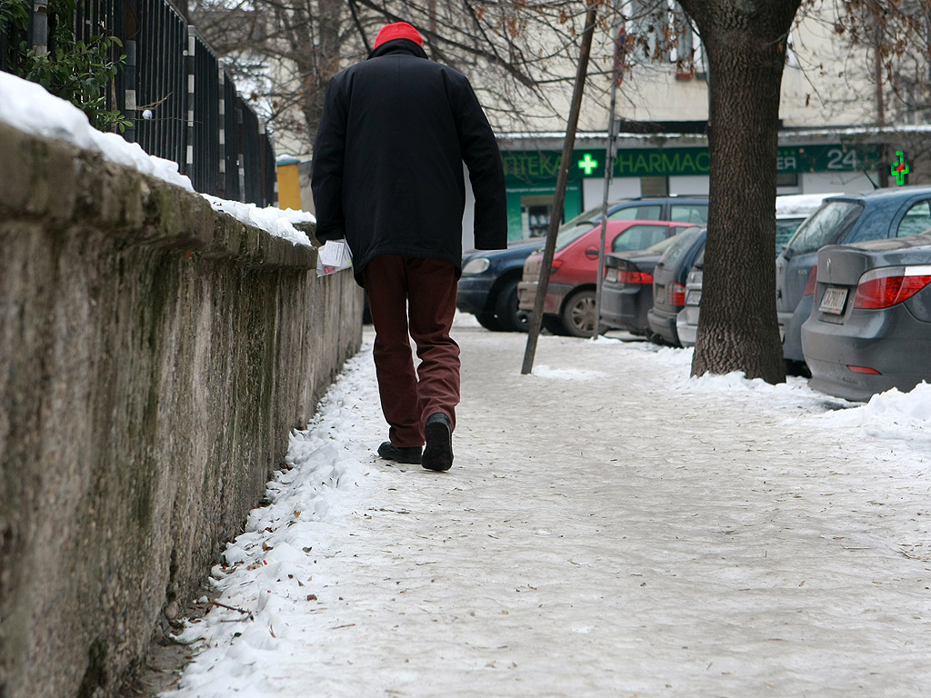 Все още на много места в столицата тротоарите са в лед, въпреки че последните дни сняг не е валял. Почистването на част от тротоарите е задължение на почистващите фирми. Пространствата около блокове, кооперации и търговски обекти трябва да се почистят от живеещите и работещите там.