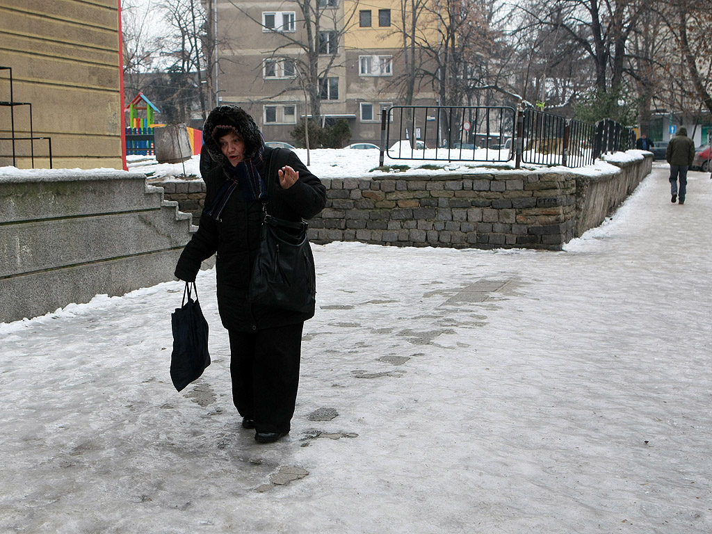 Все още на много места в столицата тротоарите са в лед, въпреки че последните дни сняг не е валял. Почистването на част от тротоарите е задължение на почистващите фирми. Пространствата около блокове, кооперации и търговски обекти трябва да се почистят от живеещите и работещите там.