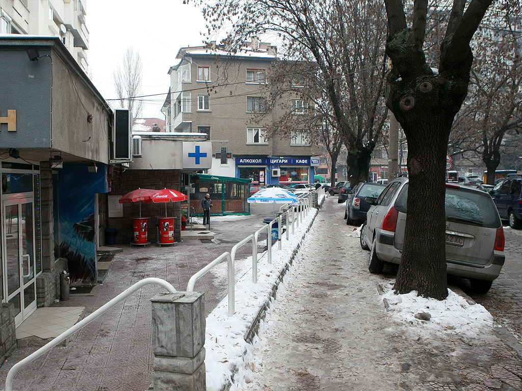 Все още на много места в столицата тротоарите са в лед, въпреки че последните дни сняг не е валял. Почистването на част от тротоарите е задължение на почистващите фирми. Пространствата около блокове, кооперации и търговски обекти трябва да се почистят от живеещите и работещите там.