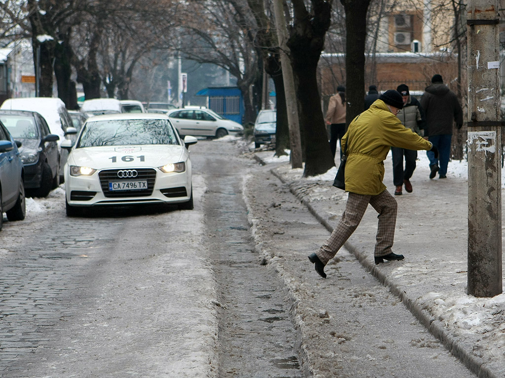 Все още на много места в столицата тротоарите са в лед, въпреки че последните дни сняг не е валял. Почистването на част от тротоарите е задължение на почистващите фирми. Пространствата около блокове, кооперации и търговски обекти трябва да се почистят от живеещите и работещите там.