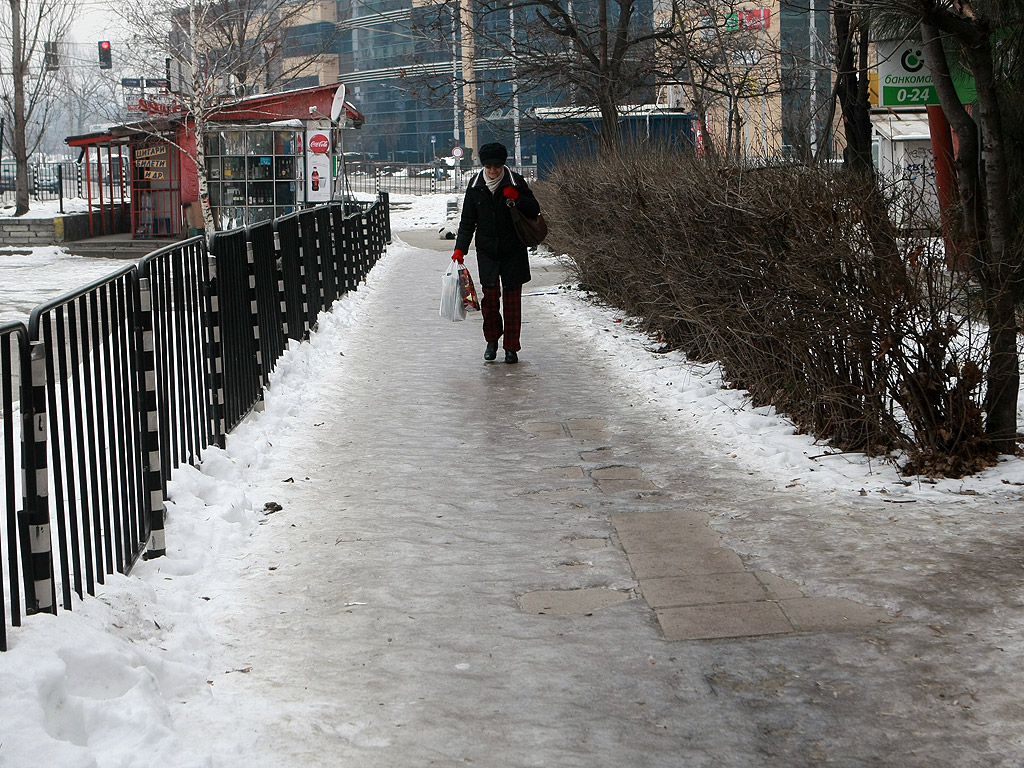 Все още на много места в столицата тротоарите са в лед, въпреки че последните дни сняг не е валял. Почистването на част от тротоарите е задължение на почистващите фирми. Пространствата около блокове, кооперации и търговски обекти трябва да се почистят от живеещите и работещите там.