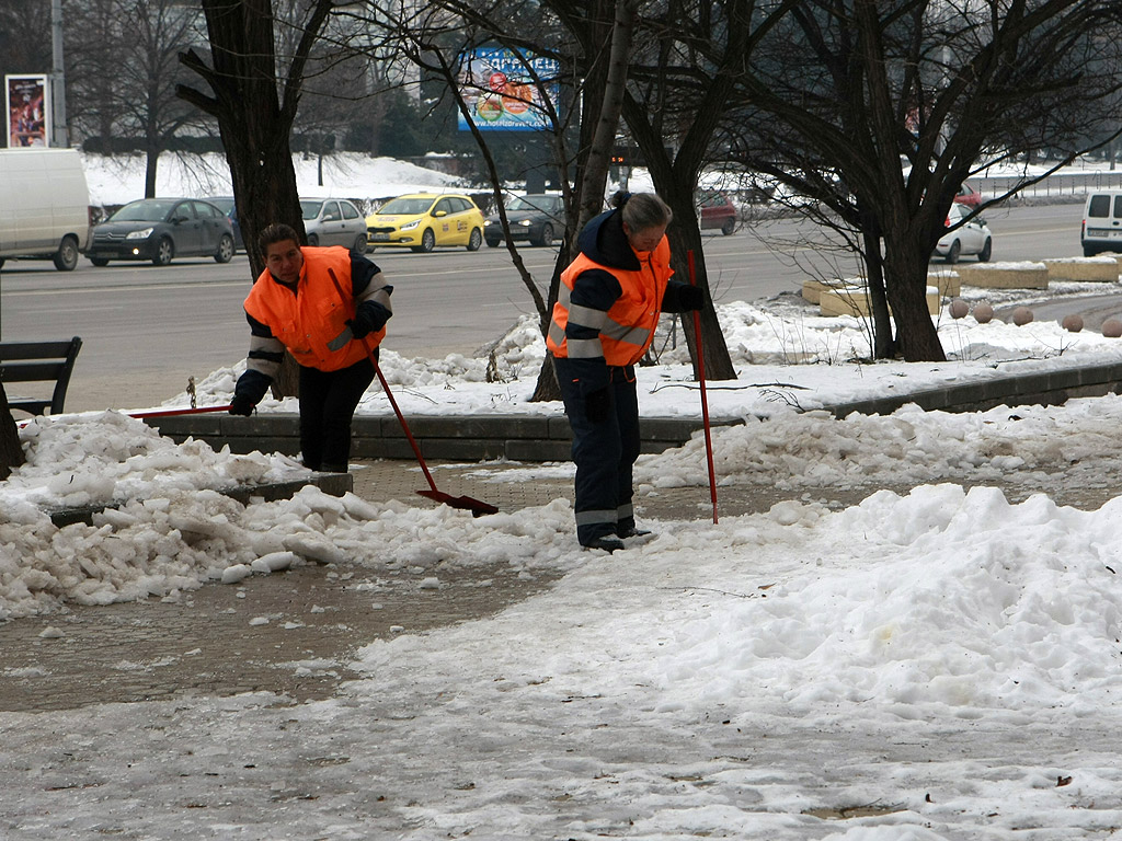 Все още на много места в столицата тротоарите са в лед, въпреки че последните дни сняг не е валял. Почистването на част от тротоарите е задължение на почистващите фирми. Пространствата около блокове, кооперации и търговски обекти трябва да се почистят от живеещите и работещите там.