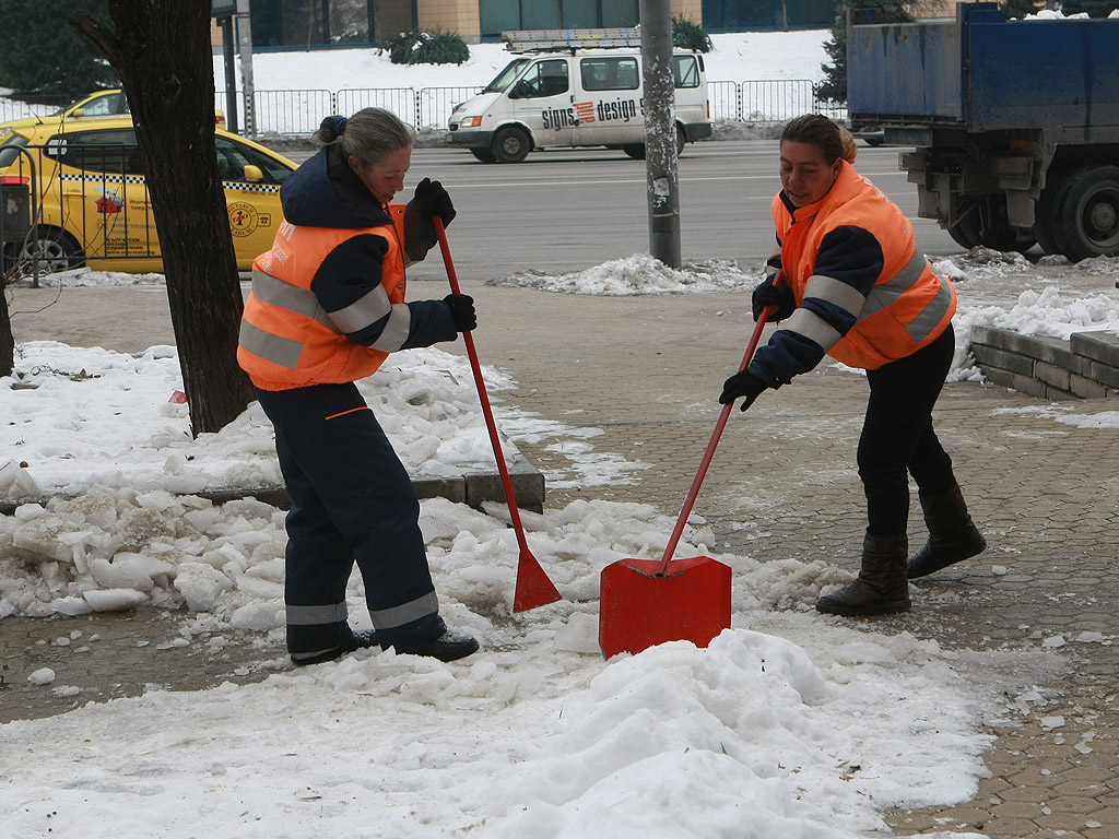 Все още на много места в столицата тротоарите са в лед, въпреки че последните дни сняг не е валял. Почистването на част от тротоарите е задължение на почистващите фирми. Пространствата около блокове, кооперации и търговски обекти трябва да се почистят от живеещите и работещите там.