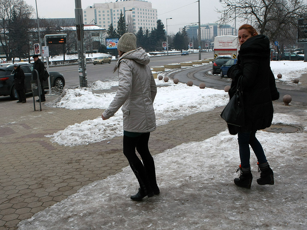 Все още на много места в столицата тротоарите са в лед, въпреки че последните дни сняг не е валял. Почистването на част от тротоарите е задължение на почистващите фирми. Пространствата около блокове, кооперации и търговски обекти трябва да се почистят от живеещите и работещите там.