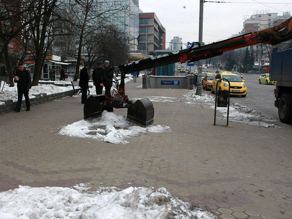 Все още на много места в столицата тротоарите са в лед, въпреки че последните дни сняг не е валял. Почистването на част от тротоарите е задължение на почистващите фирми. Пространствата около блокове, кооперации и търговски обекти трябва да се почистят от живеещите и работещите там.