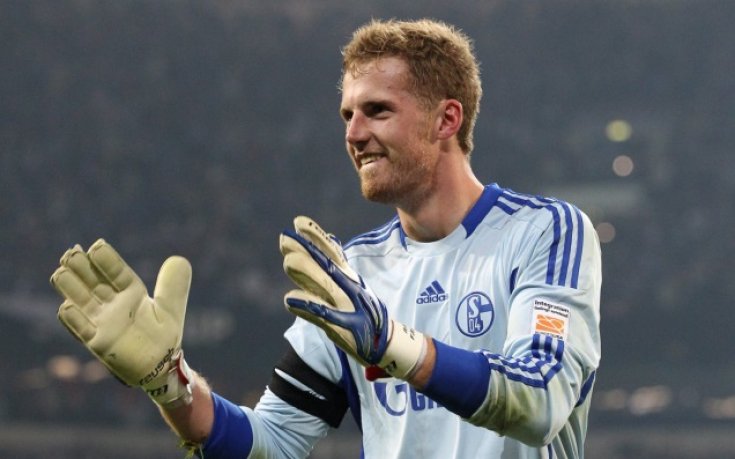 Вратарят на Шалке се контузи в Катар