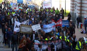 Стотици служители на затворите протестираха
