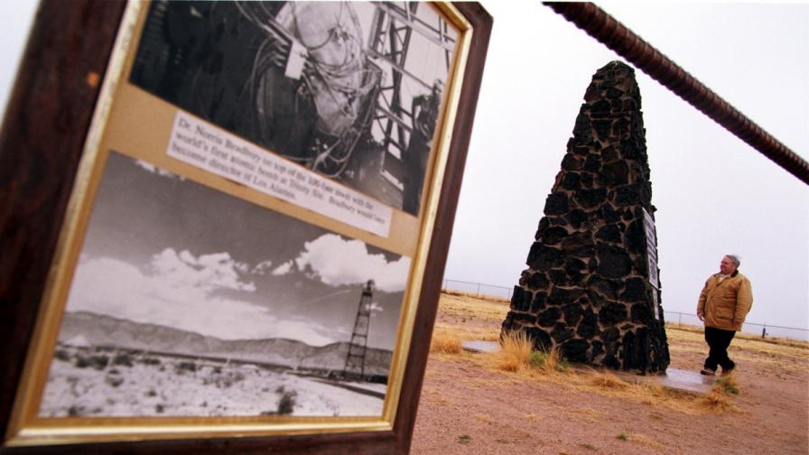 Туристи посещават мястото в Ню Мексико, където е направен първият опит с атомна бомба