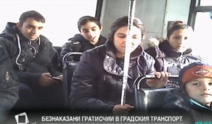 Контрольори подминават ромите гратисчии