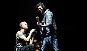 Честър пя с патерици и шина на крака на концерт на групата в Индианаполис, но няма да успее за останалите участия