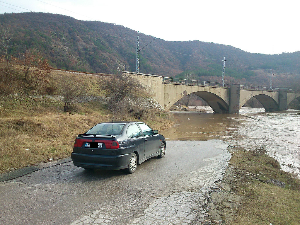 Река струма покачи нивото си край Благоевград след топенето на снеговете през последните дни и проливния дъжд от снощи. Залято е отклонението от ГП Е-79 към с. Долно Церово и Железница