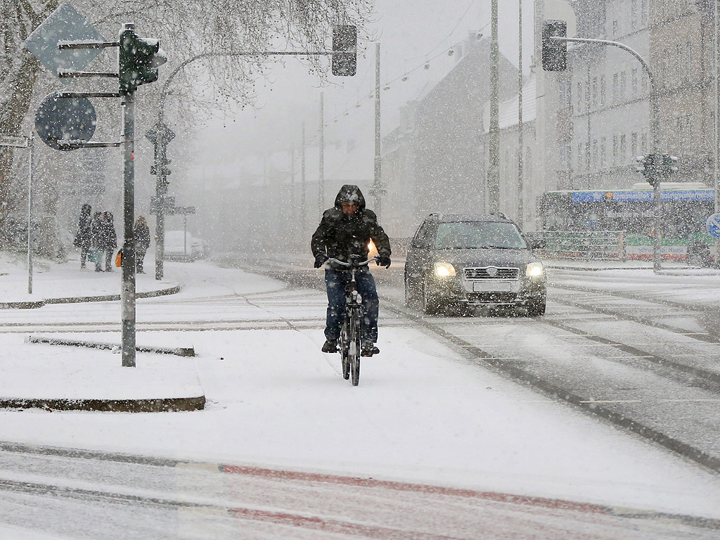 Пешеходци, велосипедисти, автомобили и обществения транспорт са засегнати от снеговалежа в Херне, Западна Германия