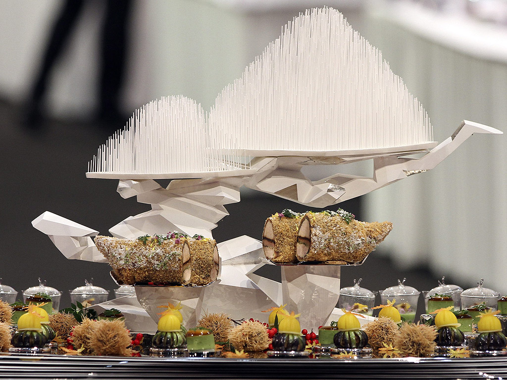 Поглед отблизо на ястие, изготвен от японски готвач Хидеки Такаяма време на гастрономическо състезание в Лион, Франция.