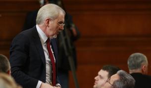 Лютви Местан разговаря с Йордан Цонев по време на днешното пленарно заседание