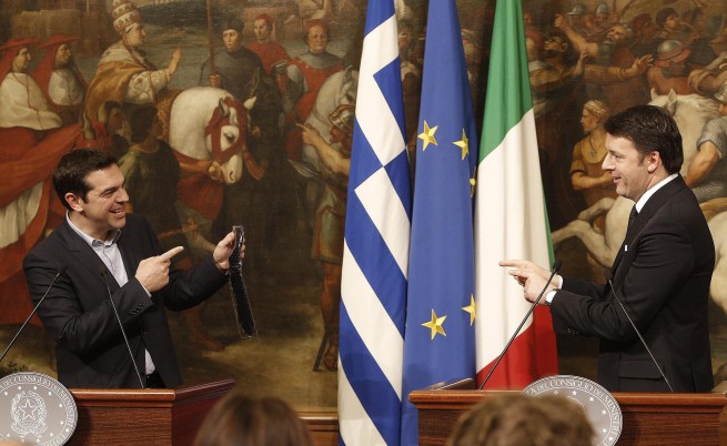 Матео Ренци даде на Ципрас италианска вратовръзка