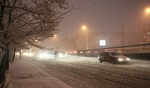 Снегът затрудни движението в столицата и страната