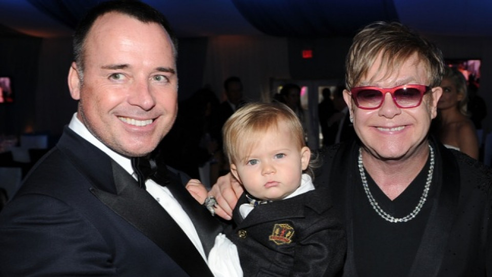 Дейвид Фърниш, Елтън Джон и първородният им син Закари по време на галавечеря, посветена на борбата срещу СПИН, Лос Анджелис, февруари 2012 г.