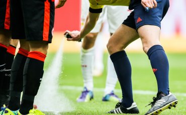 Съдиите в Бундеслигата имат проблеми със спрея заради пестене на пари