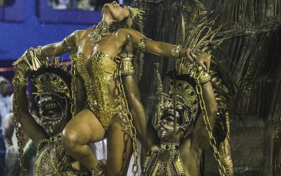 Карнавалът в Рио доближи апогея си