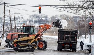 Обилният сняг се разчиства в Бостън с тежки машини
