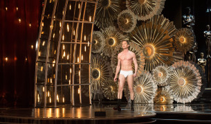 Нийл Патрик Харис на сцената на "Оскар"-ите само по бельо