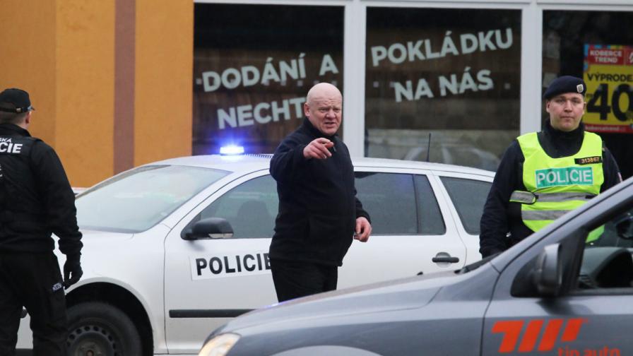 Чешката полиция щурмува къщата на стрелеца от Ухерски брод
