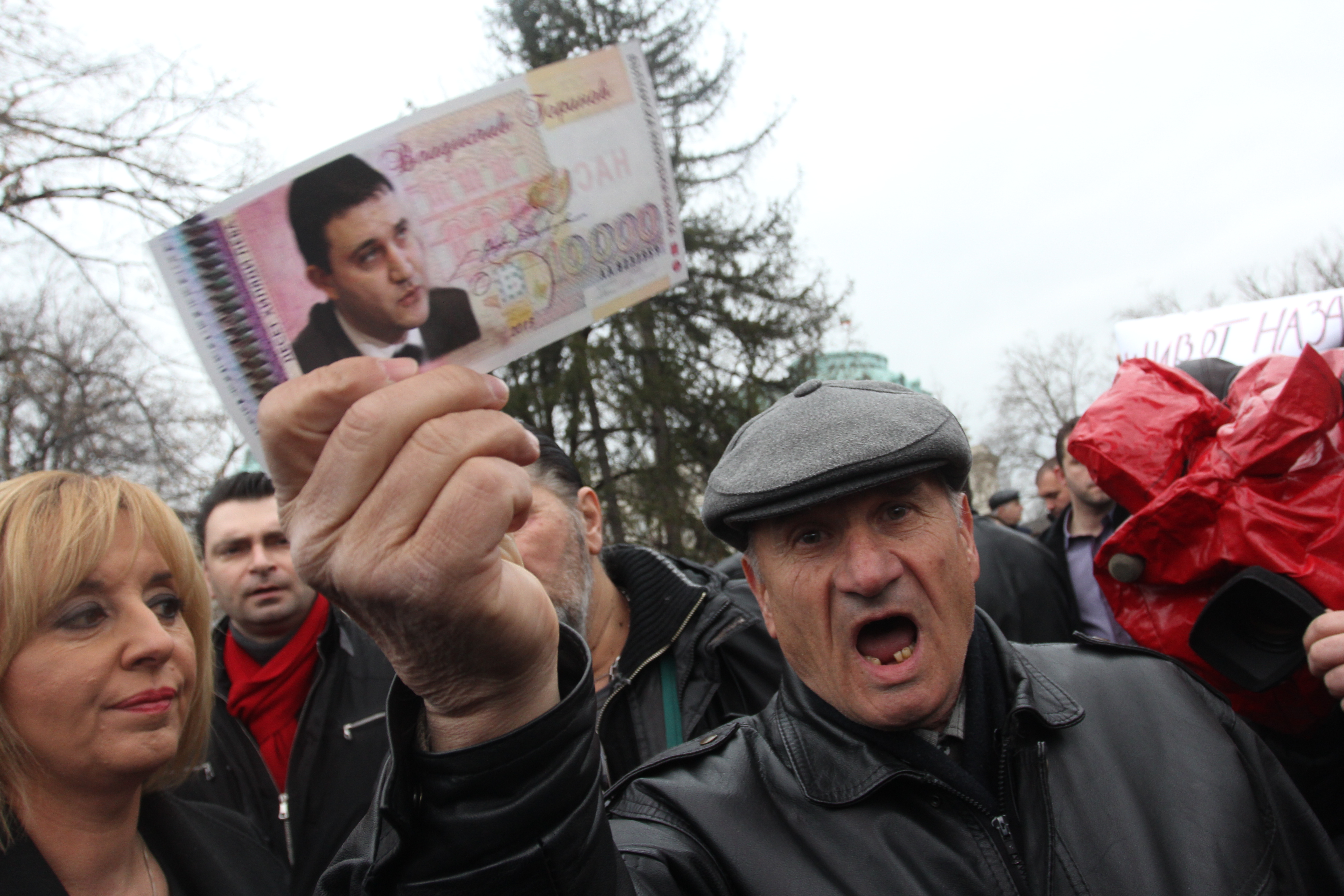 Опозицията организира два протеста пред Парламента по време на гласуването на договорите с международни банки за емитирането на 8 млрд. евро през следващите три години