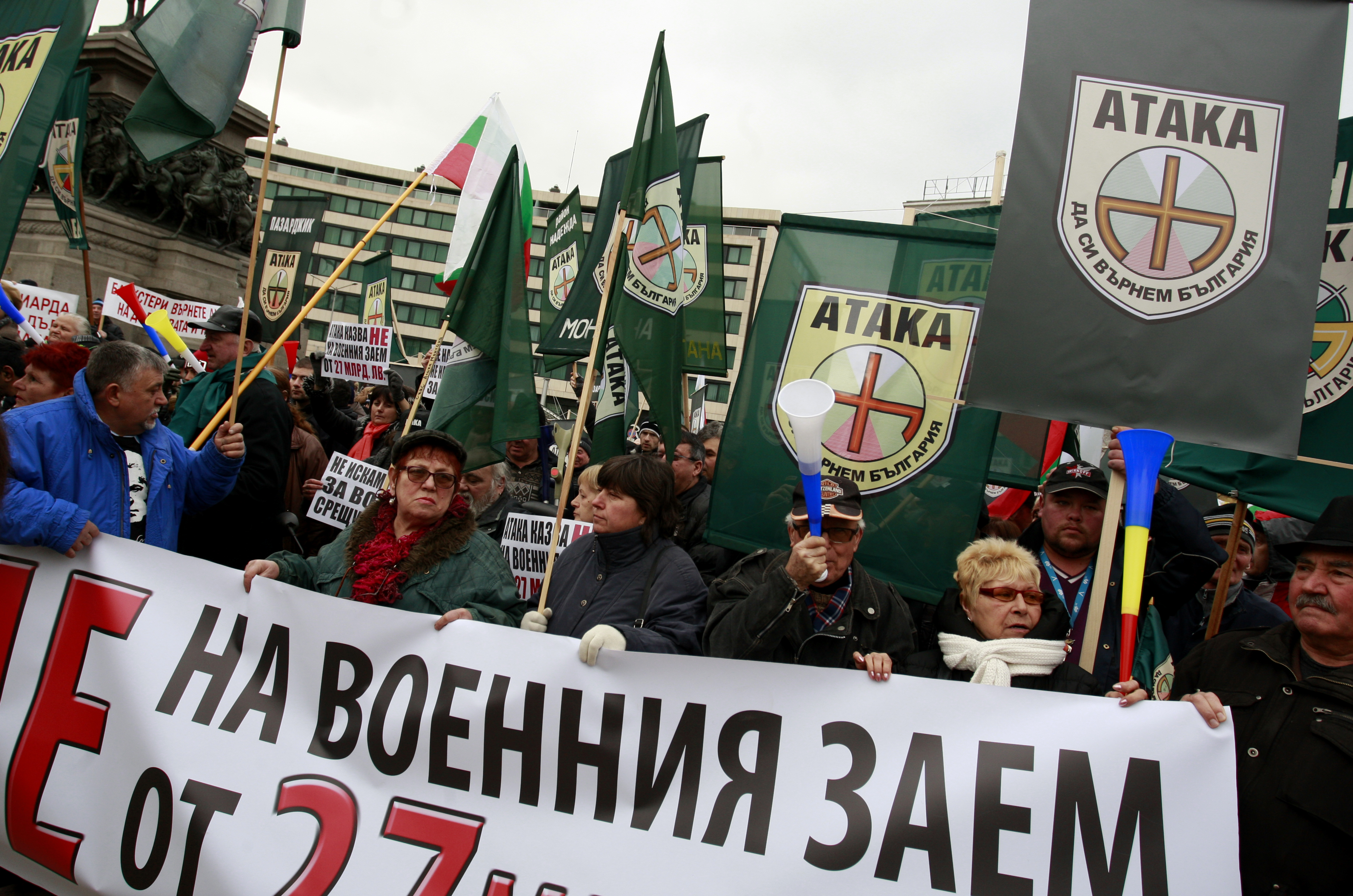 Опозицията организира два протеста пред Парламента по време на гласуването на договорите с международни банки за емитирането на 8 млрд. евро през следващите три години