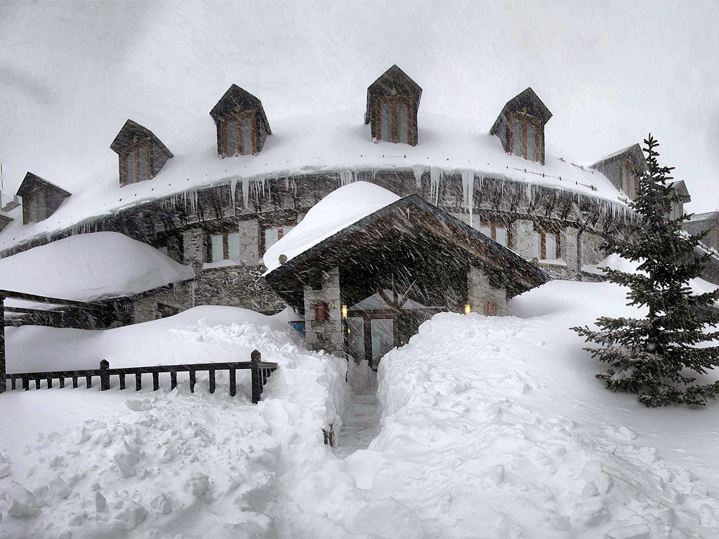 Сняг покрива къща в ски зоната в Бенаске, Северна Испания.