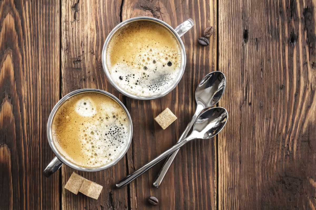 <p><strong>5. Намалете кофеина</strong> -&nbsp;Избягвайте да консумирате кафе, енергийни напитки или кола, особено вечер. Кофеинът пречи на процеса на заспиване, а също така предотвратява дълбокия сън. Вместо това изпийте топла, млечна напитка или билков чай.</p>