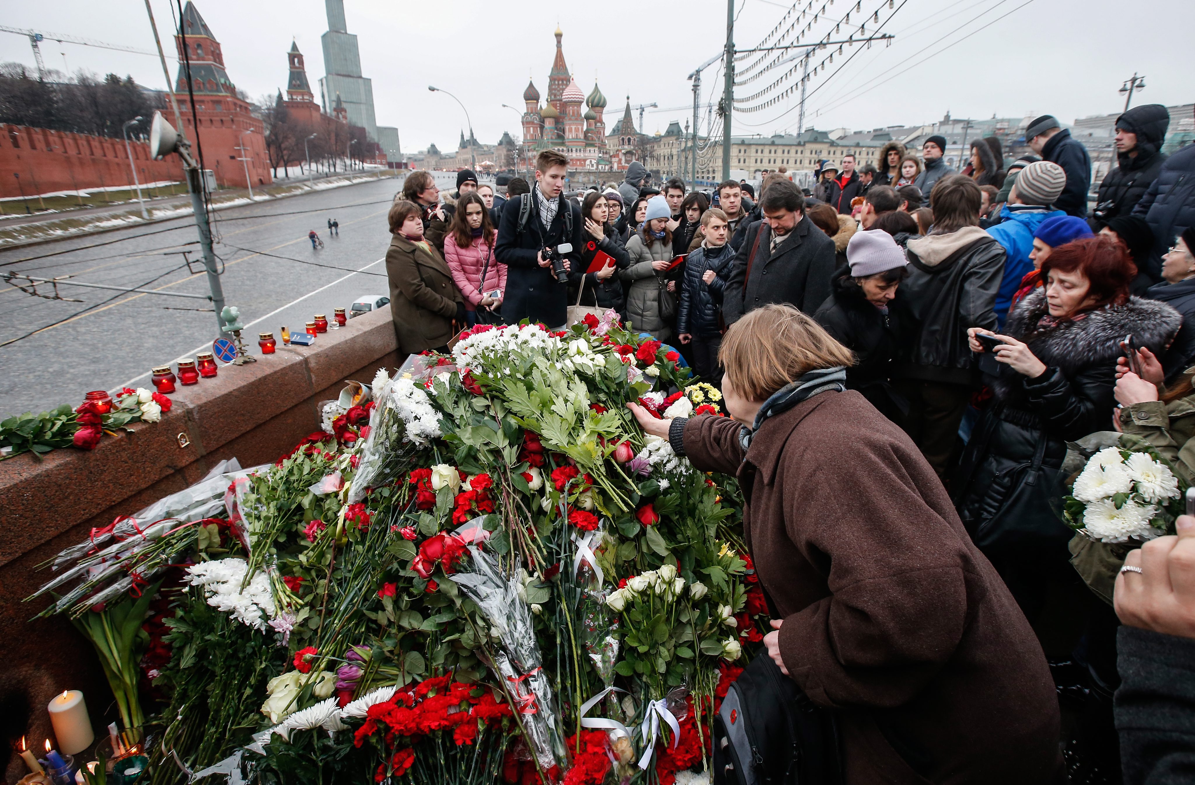 През целия съботен ден московчани оставяха цветя и свещи в памет на загиналия опозиционер на мястото на убийството му