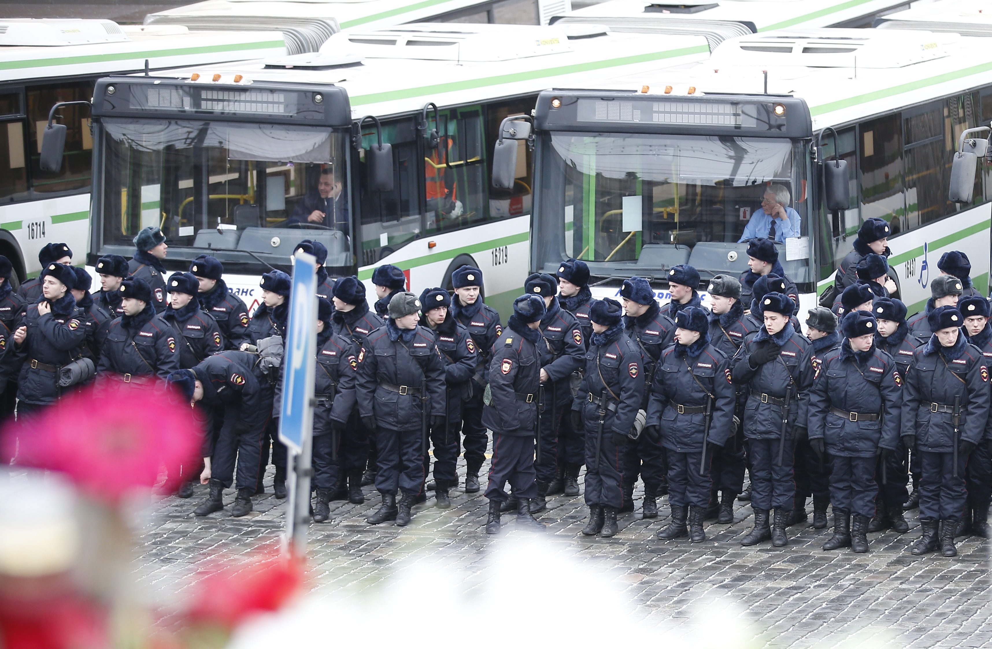 Част от полицаите, охраняващи възспоменателното шествие