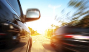 Шамар, ругатни, ритници - и това се случва на пътя (видео)