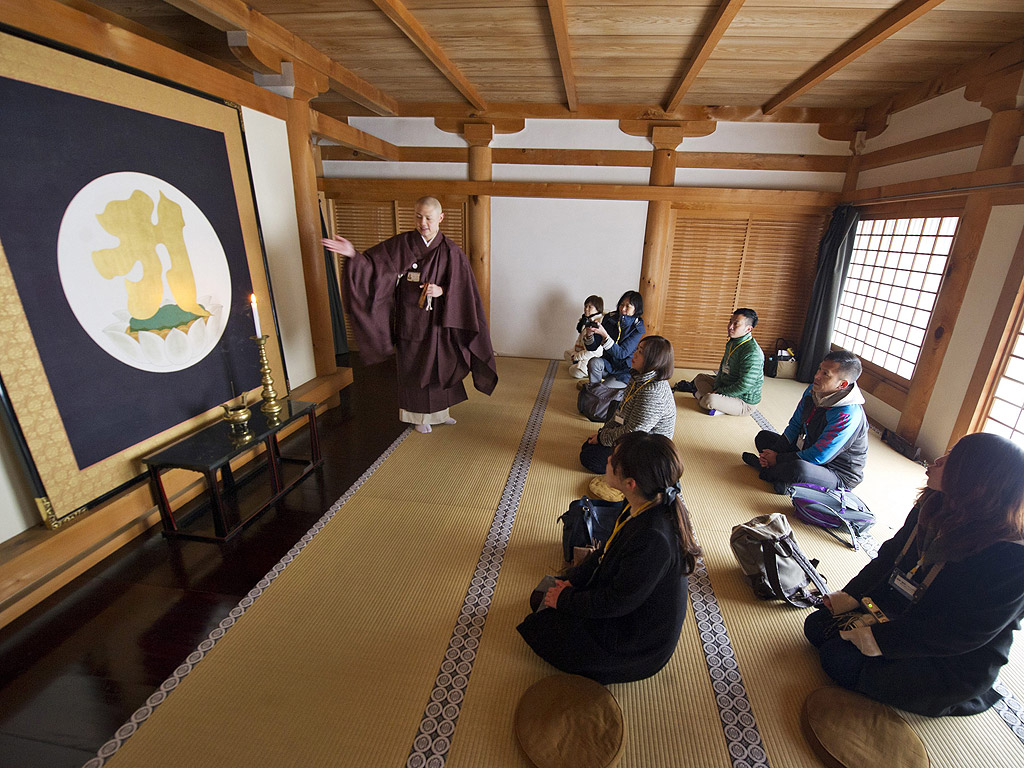 Храмовете в планината Коя, в японската в префектура Уакаяма, са включени в списъка на световното културно и природно наследство на ЮНЕСКО. Основният храм е основан в началото на IX в. Днес мястото е основна туристическа дестинация.