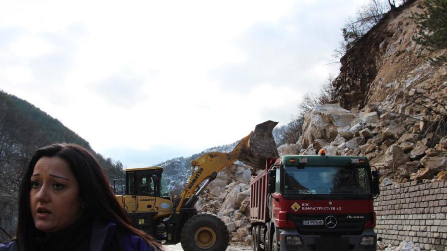 Алпинисти се включват в разчистването на пътя Асеновград – Смолян